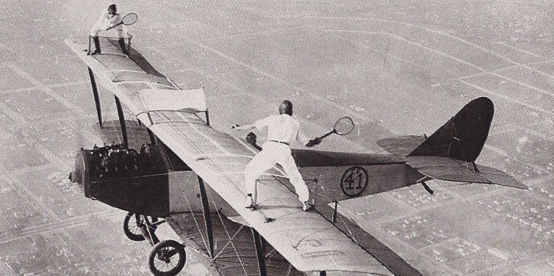 Ivan Unger y Gladys Roy jugando al tenis encima de un aeroplano en vuelo