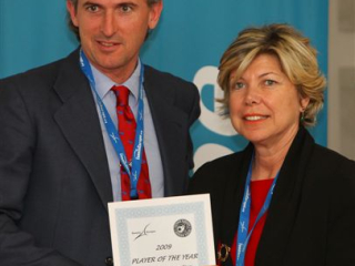 Riga-recogiendo-premios-a-Axel-Alvarez-de-manos-de-la-pdta-Fed-Turca